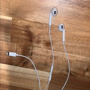 iPhone EarPods with lightning connector